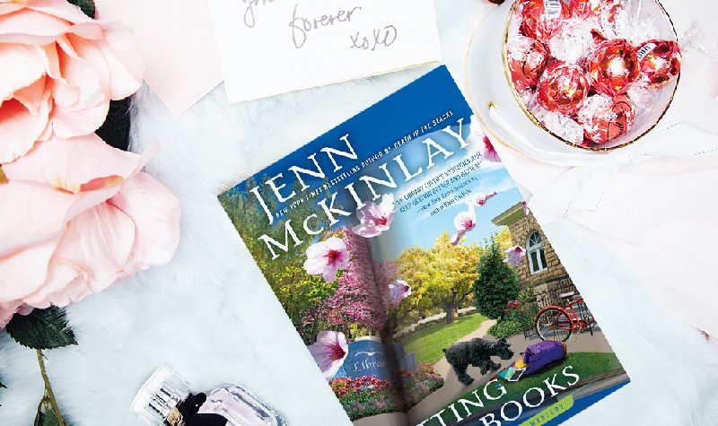 ARC Review: Hitting the Books by Jenn McKinlay